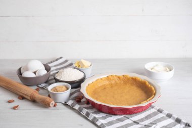 Malzemelerin mutfak masasının üzerine pişirme ile tatlı peynirli kek pişirme