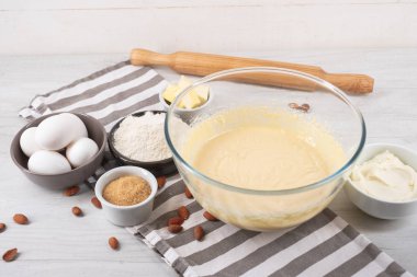 Malzemelerin mutfak masasının üzerine pişirme ile tatlı peynirli kek pişirme