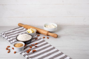 Fırın malzemeleri ve aletleri mutfak masasında