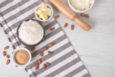 Fırın malzemeleri ve aletleri mutfak masasında