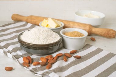 Fırın malzemeleri ve aletleri mutfak masasında