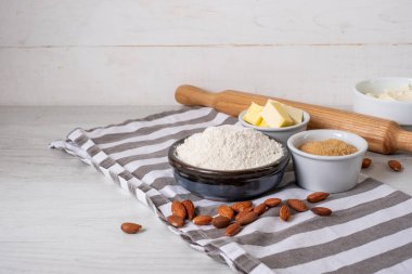 Fırın malzemeleri ve aletleri mutfak masasında