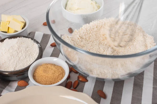 Bakning Ingredienser Och Redskap Köksbordet — Stockfoto