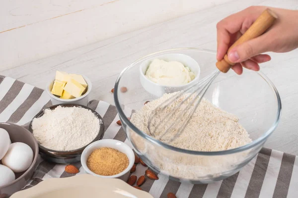 Kock Matlagning Söt Cheesecake Med Matlagning Ingredienser Köksbordet — Stockfoto
