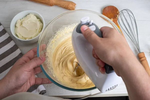 Šéfkuchař Mixer Rukou Vaření Sladký Tvarohový Koláč Vařením Ingredience Kuchyňském — Stock fotografie