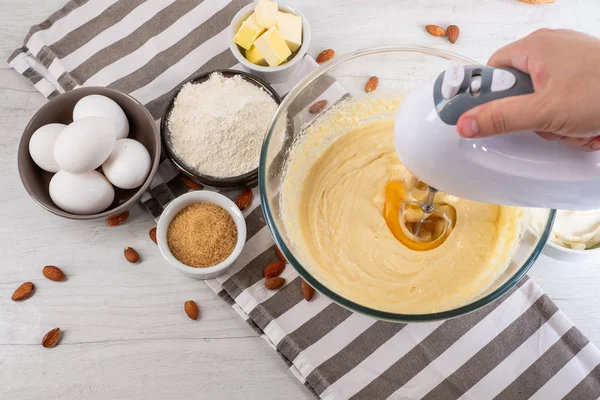 Kock Med Mixer Händerna Matlagning Söt Cheesecake Med Matlagning Ingredienser — Stockfoto