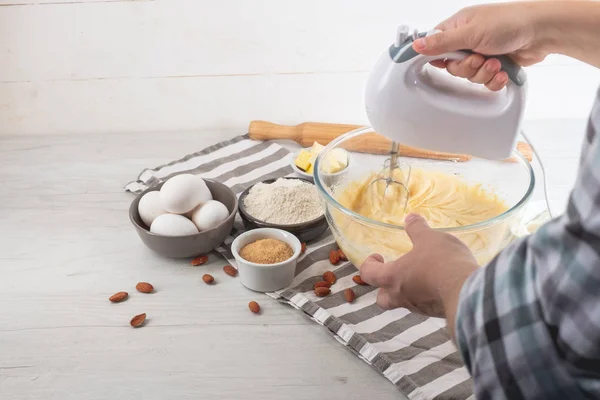 Kock Med Mixer Händerna Matlagning Söt Cheesecake Med Matlagning Ingredienser — Stockfoto