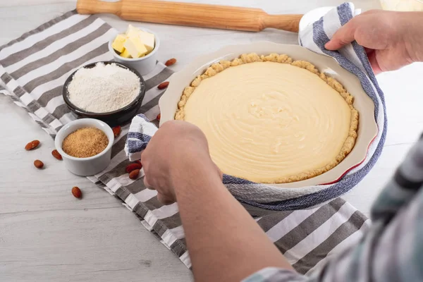 Kock Matlagning Söt Cheesecake Med Matlagning Ingredienser Köksbordet — Stockfoto