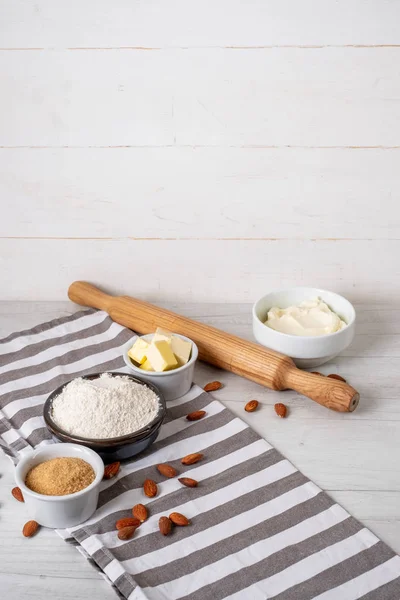 Bakning Ingredienser Och Redskap Köksbordet — Stockfoto