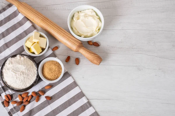 Fırın malzemeleri ve aletleri mutfak masasında