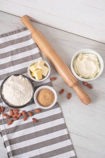 Fırın malzemeleri ve aletleri mutfak masasında