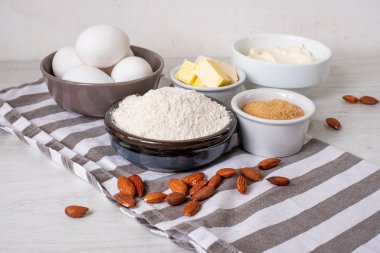 Fırın malzemeleri ve aletleri mutfak masasında