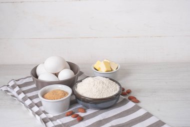 Fırın malzemeleri ve aletleri mutfak masasında