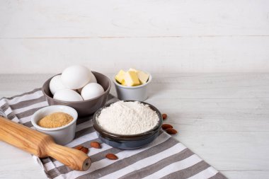 Fırın malzemeleri ve aletleri mutfak masasında