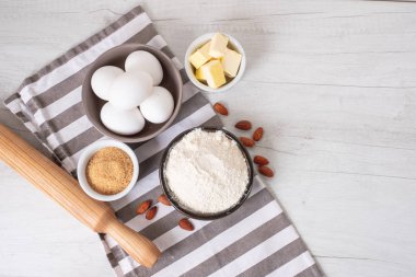 Fırın malzemeleri ve aletleri mutfak masasında