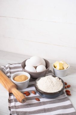 Fırın malzemeleri ve aletleri mutfak masasında