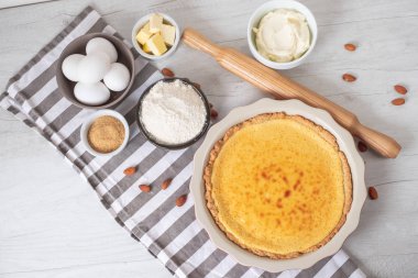 Malzemelerin mutfak masasının üzerine pişirme pişmiş tatlı cheesecake