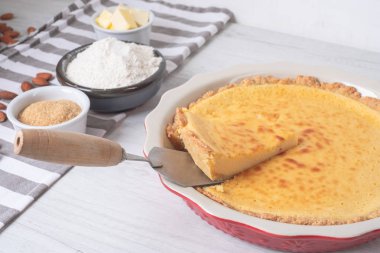 Malzemelerin mutfak masasının üzerine pişirme pişmiş tatlı cheesecake