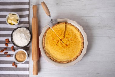 Malzemelerin mutfak masasının üzerine pişirme pişmiş tatlı cheesecake