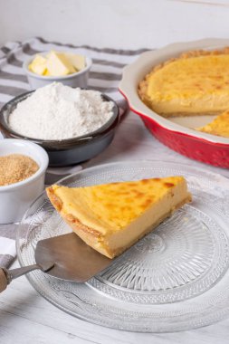 Malzemelerin mutfak masasının üzerine pişirme pişmiş tatlı cheesecake