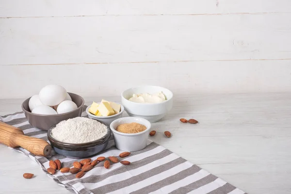 Bakning Ingredienser Och Redskap Köksbordet — Stockfoto