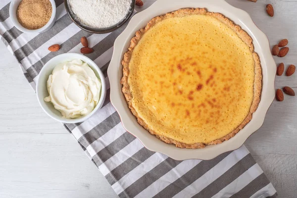 Malzemelerin mutfak masasının üzerine pişirme pişmiş tatlı cheesecake