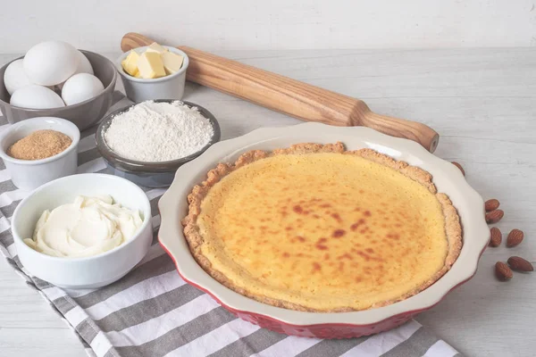 Bakad Söt Cheesecake Med Matlagning Ingredienser Köksbordet — Stockfoto