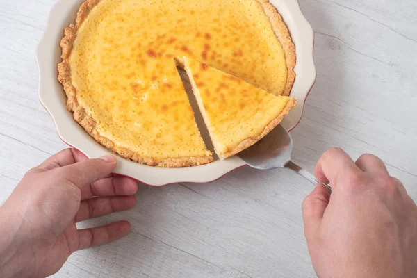 Kocken Serverar Söt Cheesecake Glasskiva — Stockfoto