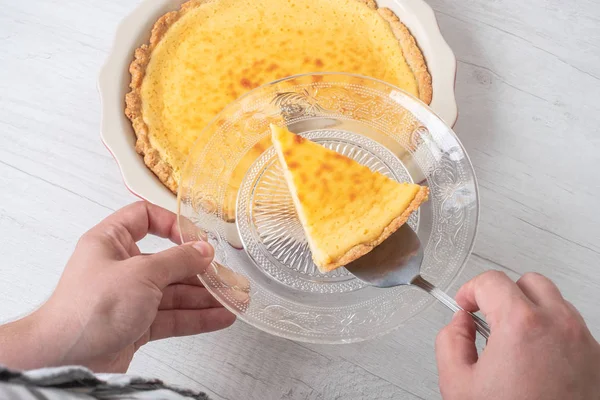 Kocken Serverar Söt Cheesecake Glasskiva — Stockfoto