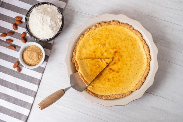 Bakad Söt Cheesecake Med Matlagning Ingredienser Köksbordet — Gratis stockfoto