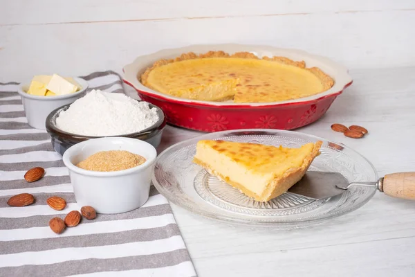 Malzemelerin mutfak masasının üzerine pişirme pişmiş tatlı cheesecake