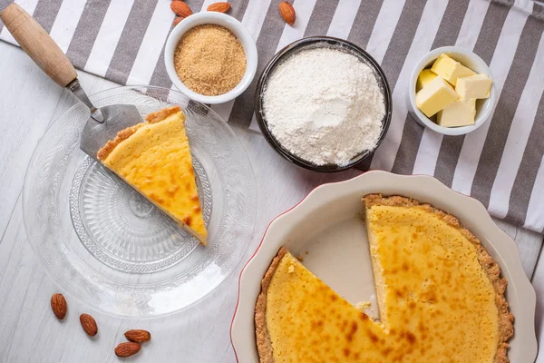 Bakad Söt Cheesecake Med Matlagning Ingredienser Köksbordet — Gratis stockfoto