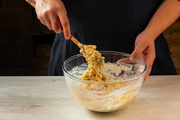 Vista Ravvicinata Del Panettiere Che Pasta Tradizionale Pane Ebreo Gerusalemme — Foto Stock