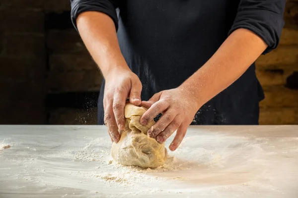 パン手カラ伝統的なユダヤ人のパンの生地を混練の表示を閉じる — ストック写真