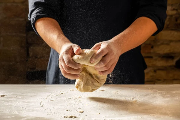 Zamknij Widok Rąk Piekarz Wyrabia Ciasto Chały Tradycyjnej Żydowskiej Chleb — Zdjęcie stockowe