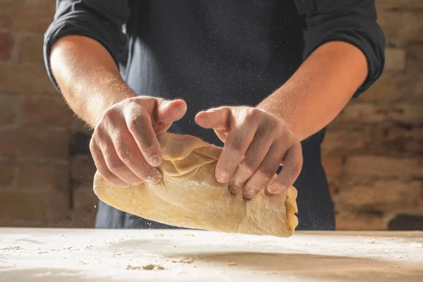Zamknij Widok Rąk Piekarz Wyrabia Ciasto Chały Tradycyjnej Żydowskiej Chleb — Zdjęcie stockowe