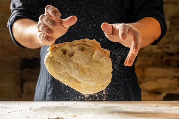 Vista Cercana Las Manos Panadero Amasando Masa Para Pan Tradicional —  Fotos de Stock