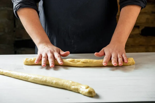 Mannelijke Baker Traditionele Challah Joodse Brood Maken — Stockfoto