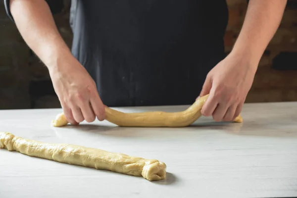 Mannelijke Baker Traditionele Challah Joodse Brood Maken — Stockfoto