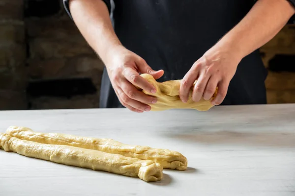 Mannelijke Baker Traditionele Challah Joodse Brood Maken — Stockfoto