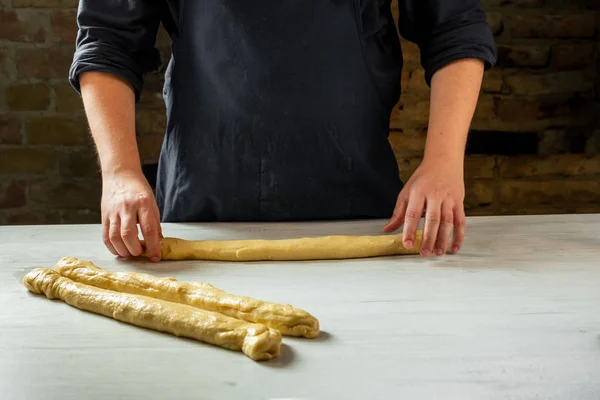 伝統的なカラ ユダヤ人パンを作る男性のパン — ストック写真