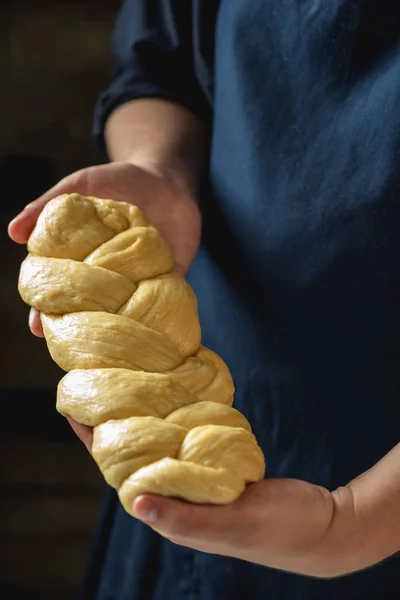 Mężczyzna Baker Przytrzymanie Surowy Chały Żydowskiej Chleb — Zdjęcie stockowe