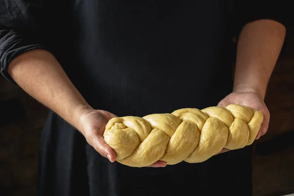 男面包师拿着面包的原始 Challah 犹太面包 — 图库照片