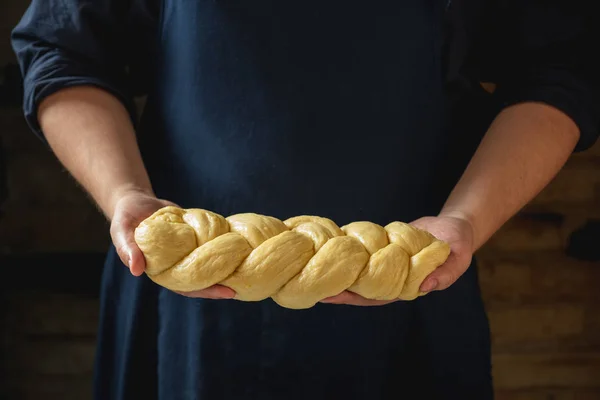Мужчина Пекарь Держит Буханку Сырого Халлы Еврейского Хлеба — стоковое фото