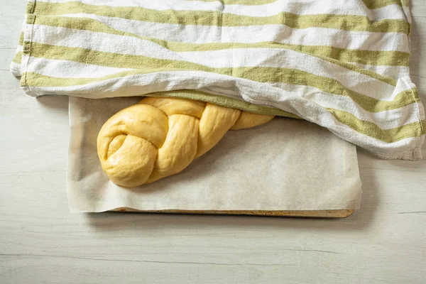 Сырой Хала Традиционный Еврейский Хлеб Покрытый Льняным Полотенцем — стоковое фото