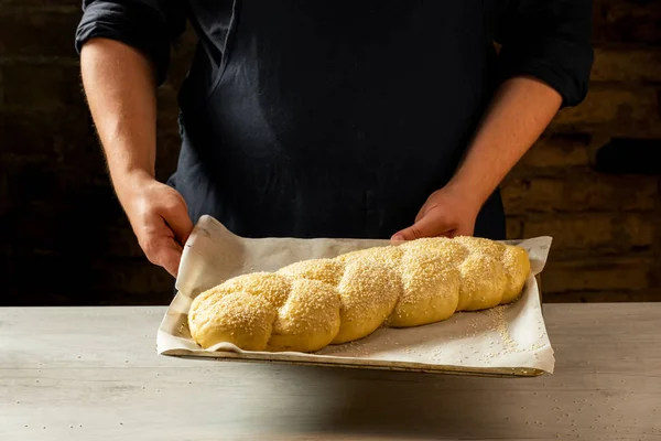 パン生カラ伝統的なユダヤ人のパンで焼くトレイを保持 — ストック写真