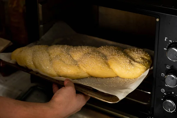 Baker Menempatkan Challah Roti Jewish Dalam Oven — Stok Foto