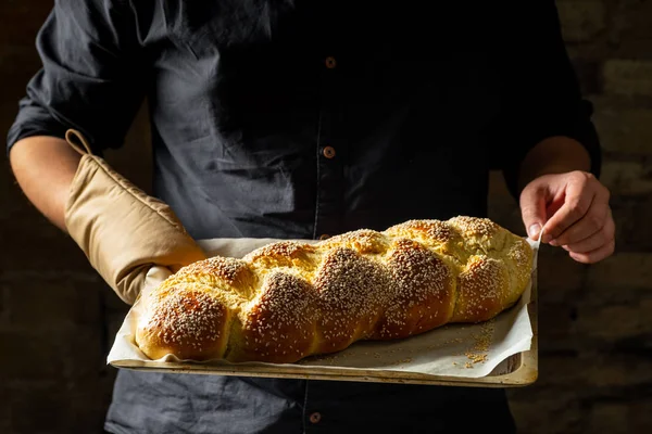 Baker Holding Baking Tray Fresh Baked Challah Jewish Bread — Stock Photo, Image