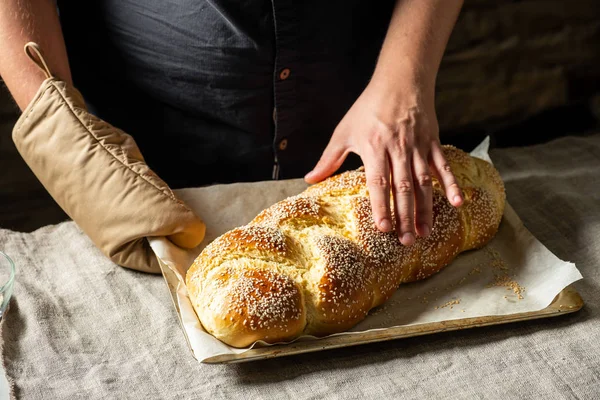 Baker Bakplaat Met Vers Gebakken Challah Joodse Brood Houden — Stockfoto