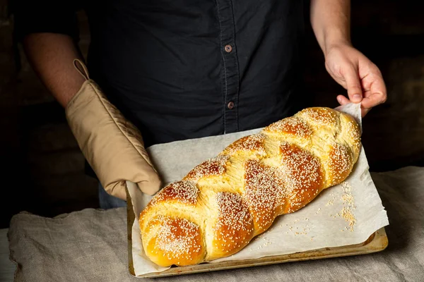 Baker Holding Baking Tray Fresh Baked Challah Jewish Bread — Stock Photo, Image